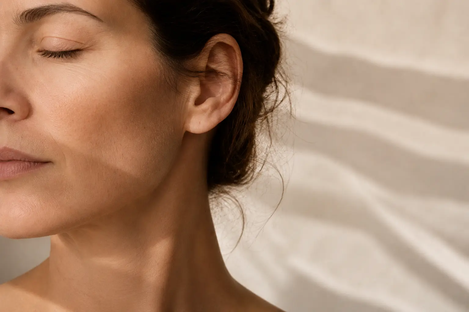 Piel natural iluminada por sombras suaves inspiradas en estratos